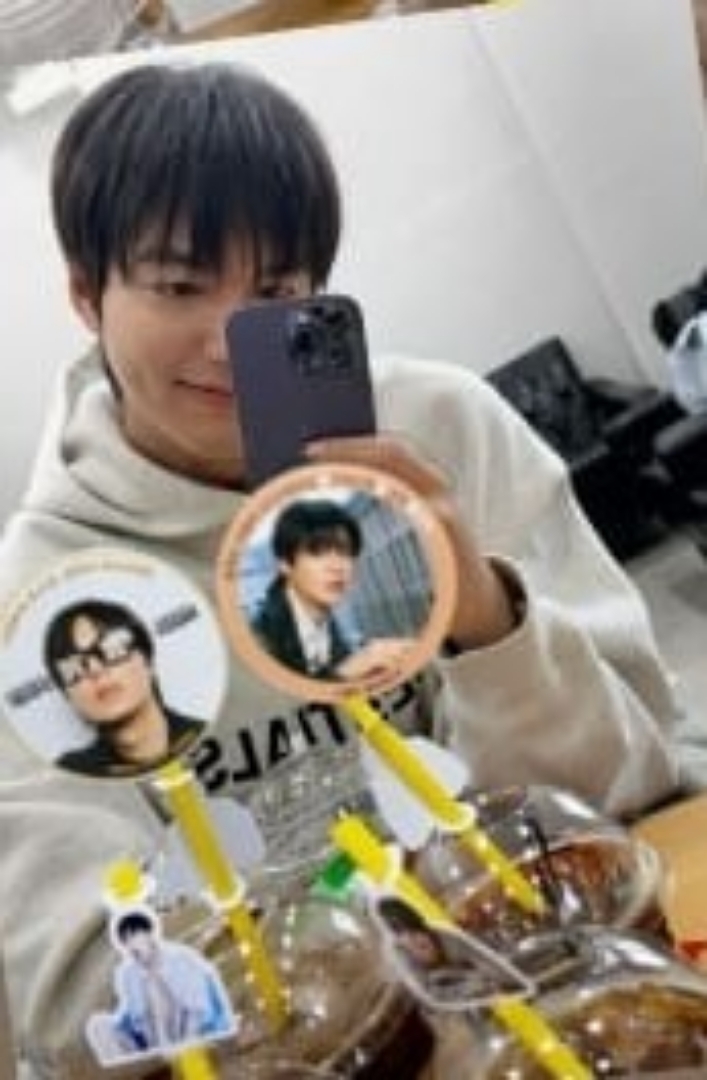 Las Minoz acompañan con el Carro de Café a Lee Min Ho en el set de filmación.