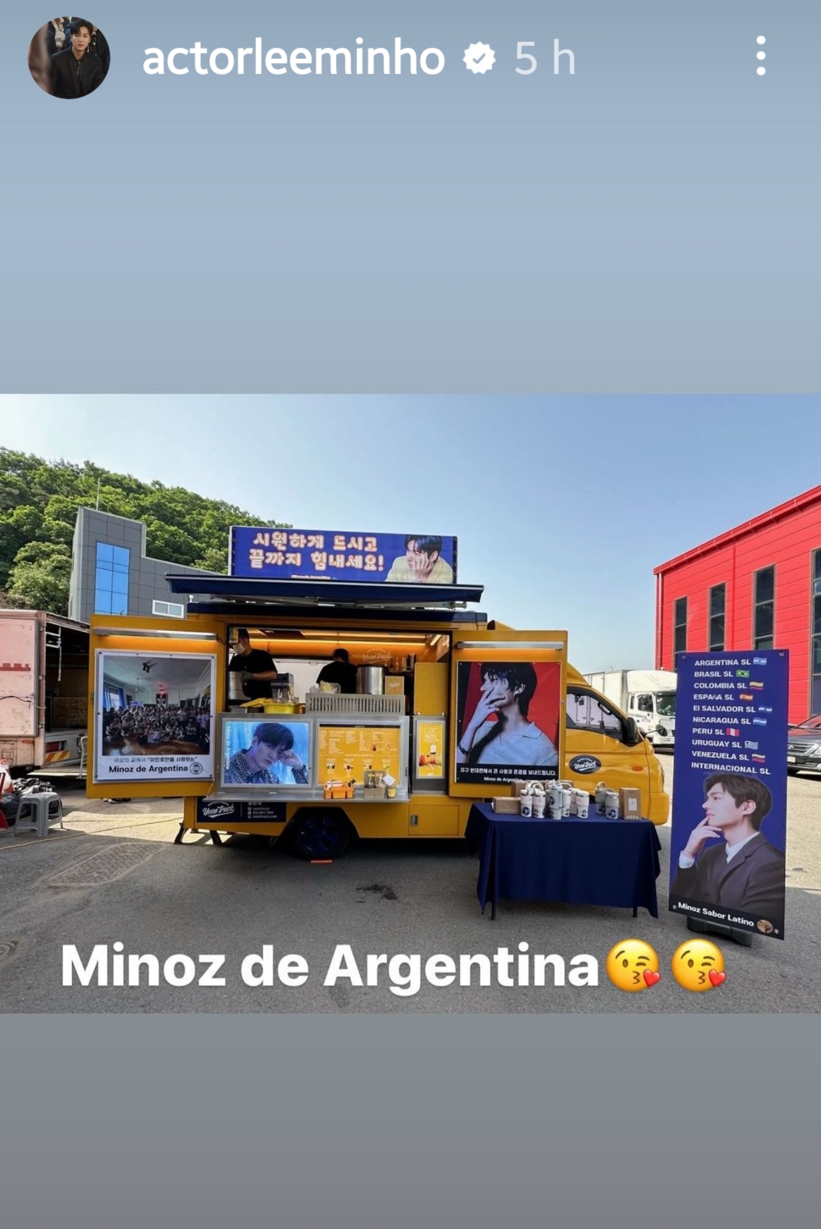Minoz de Argentina apoyando a Lee Min Ho con camiones de comida, su agradecimiento